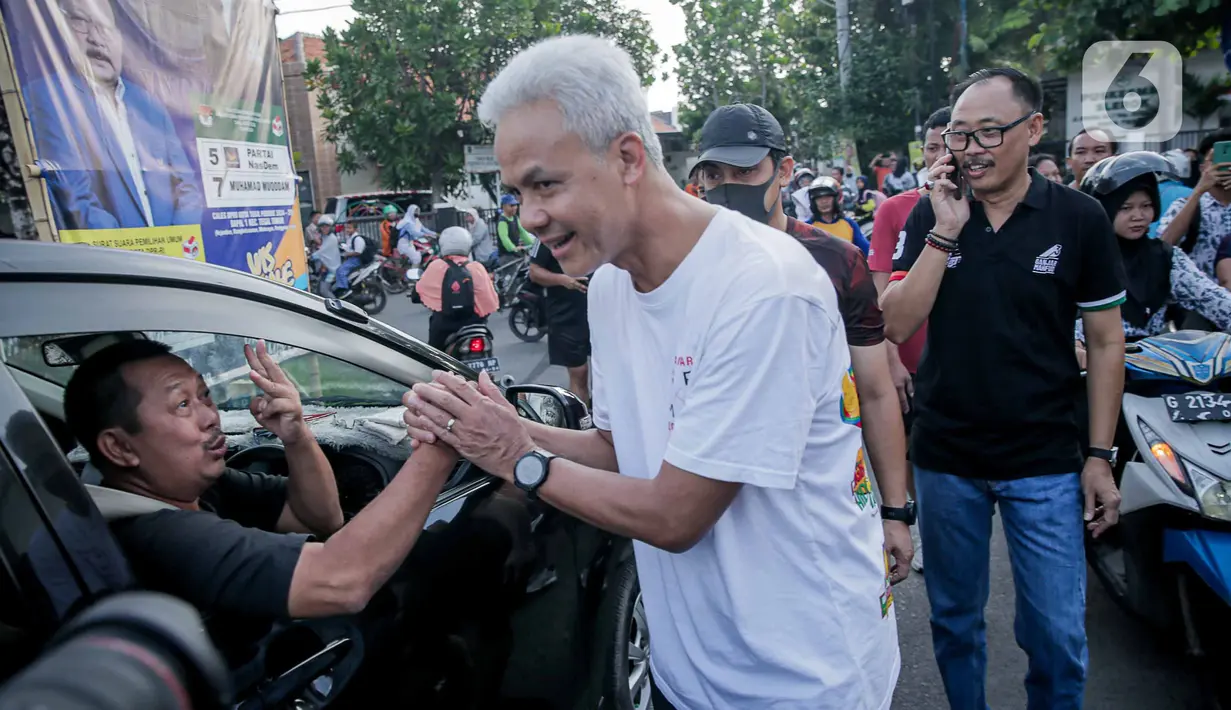 Sejumlah pengendara tampak melambaikan tangan dan menyapa Ganjar. (Liputan6.com/Faizal Fanani)