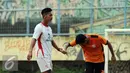 Pemain Villa 2000 memberikan salam hormat pada pesepakbola Persipasi Bandung Raya (PBR), Yongky Aribowo (kiri) usai laga ujicoba di Stadion Lebak Bulus Jakarta, Sabtu (22/8/2015). PBR unggul 1-0 atas Villa 2000. (Liputan6.com/Helmi Fithriansyah)
