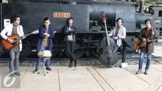 Personel Band D'Masiv berpose usai syuting video klip terbarunya di Museum Transportasi, Taman Mini Indonesia Indah (TMII), Jakarta Timur, Senin (14/11). Band D'Masiv membuat video klip dengan single yang berjudul Melodi. (Liputan6.com/Herman Zakharia)