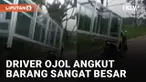 Aksi seorang driver ojek online mengangkut barang yang sangat besar mengundang perhatian