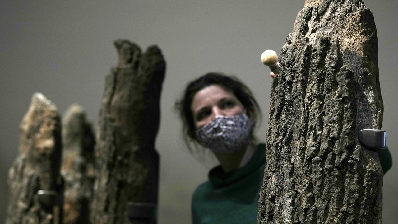 Artefak era Stonehenge Dipamerkan di London