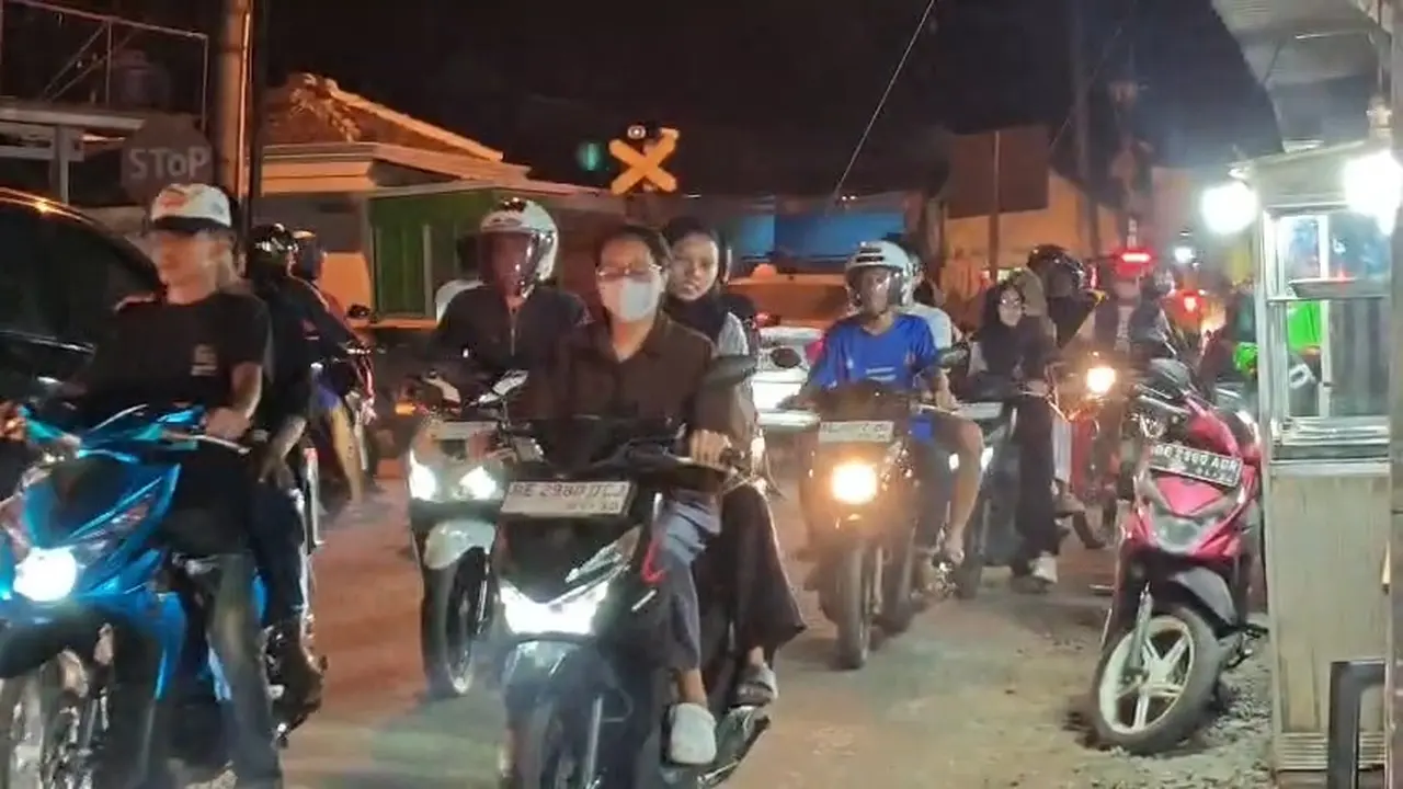 Warga di Bandar Lampung mulai membeli masker akibat debu vulkanik dari erupsi Gunung Anak Krakatau. (Liputan6.com/Ardi Munthe).