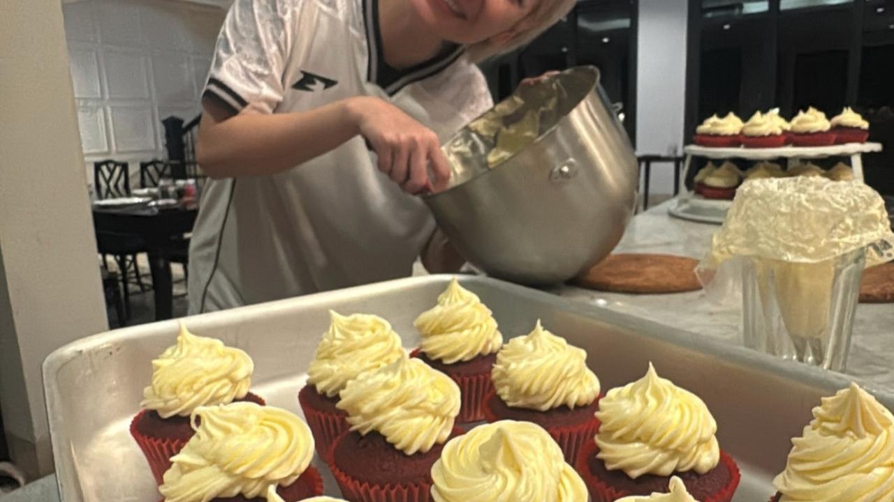 Potret BCL & Keluarga Nonton Laga Timnas Indonesia di Rumah, Sambil Nikmati Cupcakes Merah Putih Buatan Sendiri