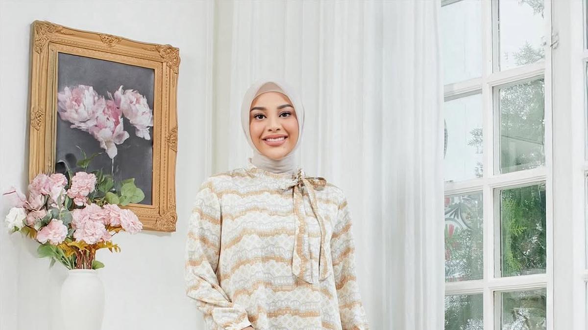 6 Model Gamis ala Aurel Hermansyah, Inspirasi Tampil Anggun Wanita 20-an