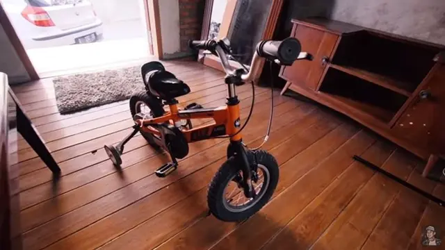 Lantai rumahnya juga berkonsep klasik yang terbuat dari kayu.