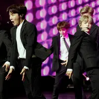 Boyband K-pop, BTS tampil dalam konser negara persahabatan antara Korea Selatan dan Prancis, di Paris, Minggu (14/10). Pada acara bertajuk “Resonance of Korean Musicians” tersebut BTS tampil dalam balutan setelan jas resmi. (YOAN VALAT/POOL/AFP)