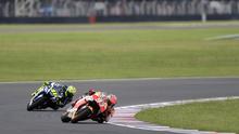 Pertarungan sengit Valentino Rossi dan Marc Marquez pada MotoGP Argentina 2016, Senin (4/4/2016) dinihari. (JUAN MABROMATA / AFP)