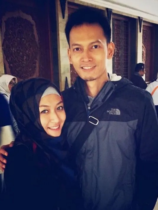 "Alhamdulillah. Paling yang saya dengar keluarga bilang lihat-lihat dia buka matanya. Cuma kan saya harus tetap adzani dia. Pas ngadzanin tiba-tiba hening seketika. Masuk ke alam khusuk, hening dan damai," ucap Fedi. (Instagram/Fedinuril)