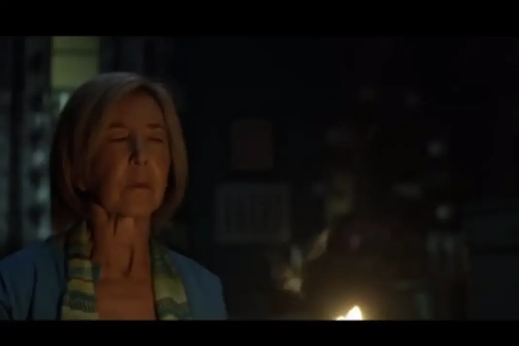 Elise Rainier (Lin Shaye) mengusir roh jahat dalam film 'Insidious: Chapter 3'. Foto: Vidio