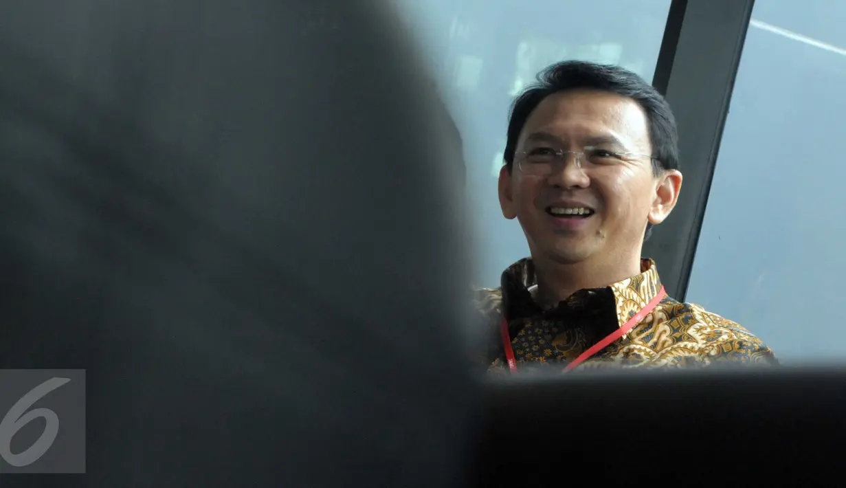 Gubernur DKI Jakarta Basuki 'Ahok' Tjahaja Purnama ketika menunggu pemeriksaan di ruang tunggu KPK, Jakarta, Selasa (12/4). Ahok memenuhi panggilan KPK terkait pemberian keterangan soal perkara pembelian lahan RS Sumber Waras (Liputan6.com/Helmi Afandi)