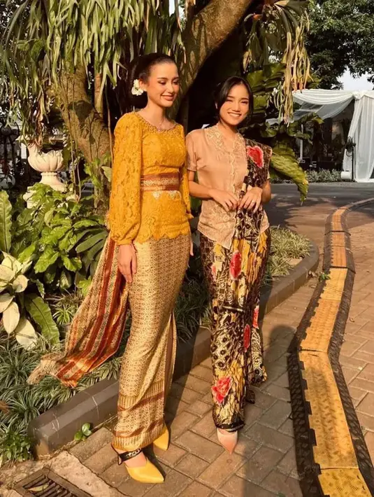 Penampilan Fuji An kenakan kebaya encim lengan pendek warna nude dengan detail bordiran bunga juga bisa jadi opsi untuk kondangan. Tambahkan kain batik sebagai bawahan dan selendang untuk impresi yang elegan. [@fuji_an].