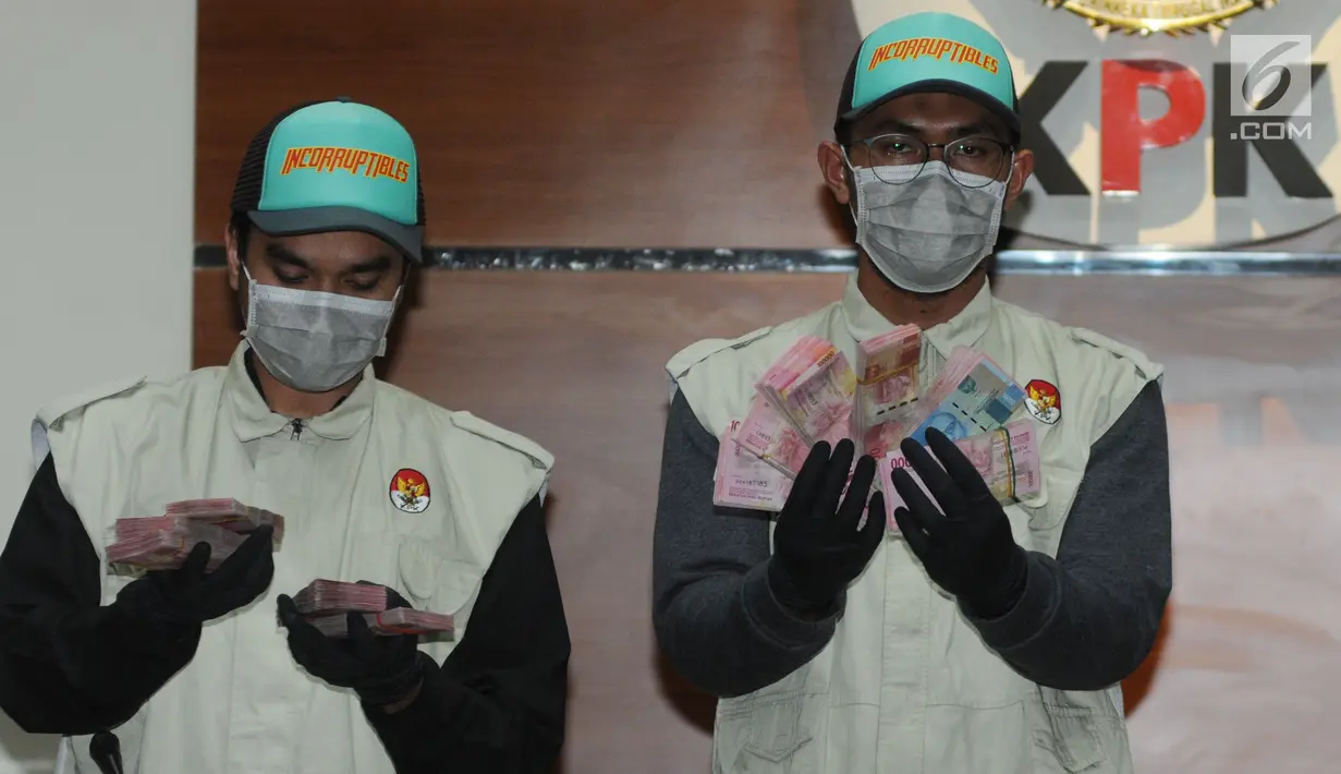Petugas menunjukkan barang bukti hasil Operasi Tangkap Tangan di Yogyakarta saat konferensi pers di Gedung KPK, Jakarta, Selasa (20/8/2019). KPK menetapkan dua jaksa dan seorang pengusaha sebagai tersangka dalam OTT pada Senin (19/8) di Yogyakarta. (merdeka.com/Dwi Narwoko)