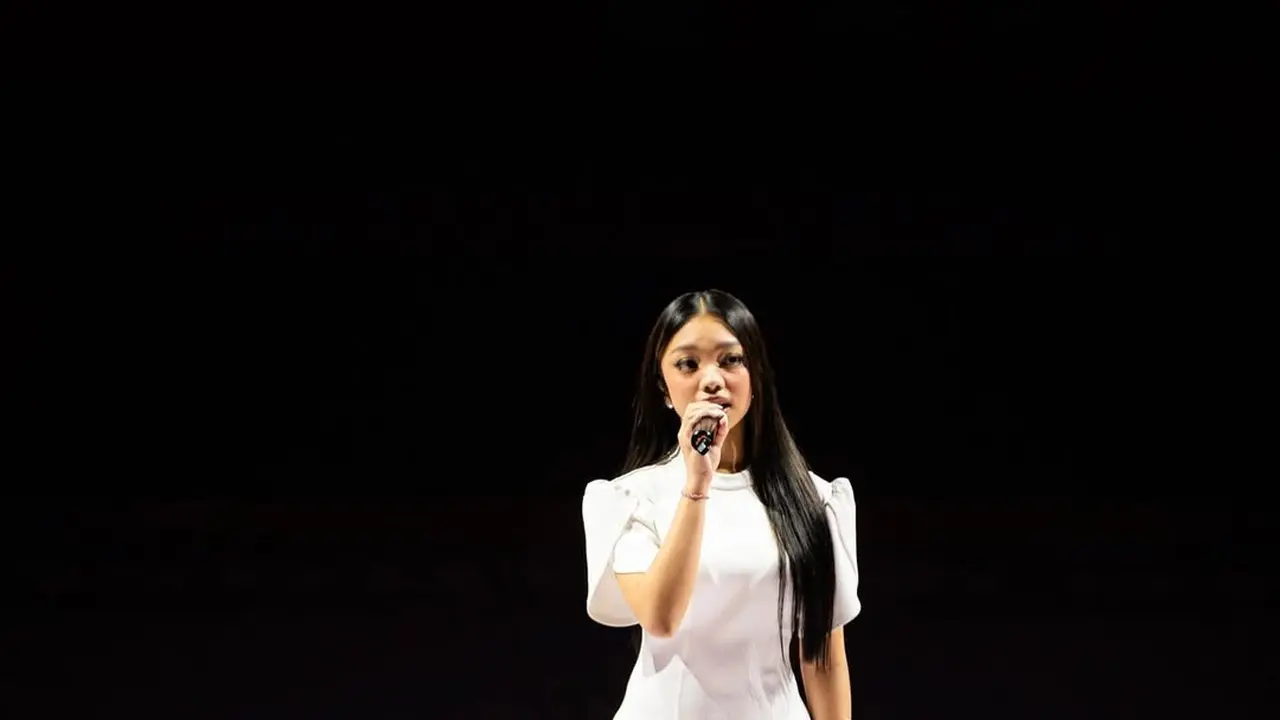 Gaya Serba Putih Naura Ayu Saat Bawakan “Indonesia Raya” di Kejuaraan Dunia Senam Artistik 2025