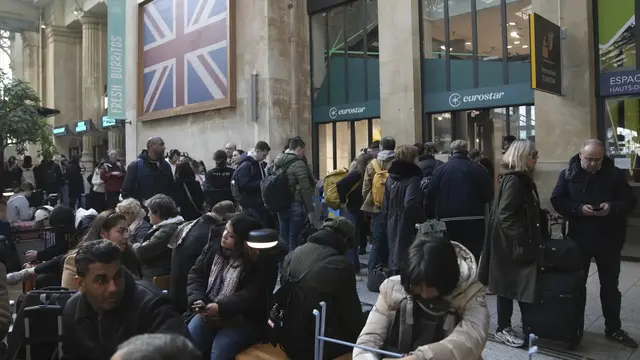Penumpang terdampak bom peninggalan Perang Dunia II ditemukan di jalur kereta menuju Stasiun Gare du Nord, Paris, pada Jumat (7/3) malam. (AP)