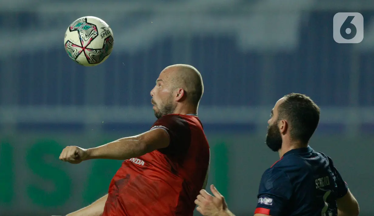 Pemain PSM Makassar, Anco Jansen (kiri) melakukan duel udara dengan pemain Arema FC, Sergio Domingos Reis Silva dalam pertandingan BRI Liga 1 2021 di Stadion Pakansari, Bogor, Minggu (5/9/2021). PSM Makassar bermain imbang atas Arema FC 1-1. (Bola.com/M Iqbal Ichsan)