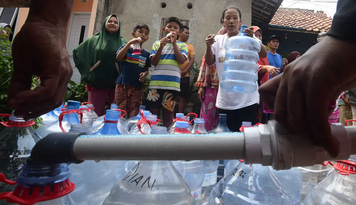 Warga terdampak kekeringan mendapatkan bantuan air bersih yang disalurkan PMI di Rawa Geni, Cipayung, Kota Depok, Rabu, 2 September 2026. (KLY/ Arie Basuki).