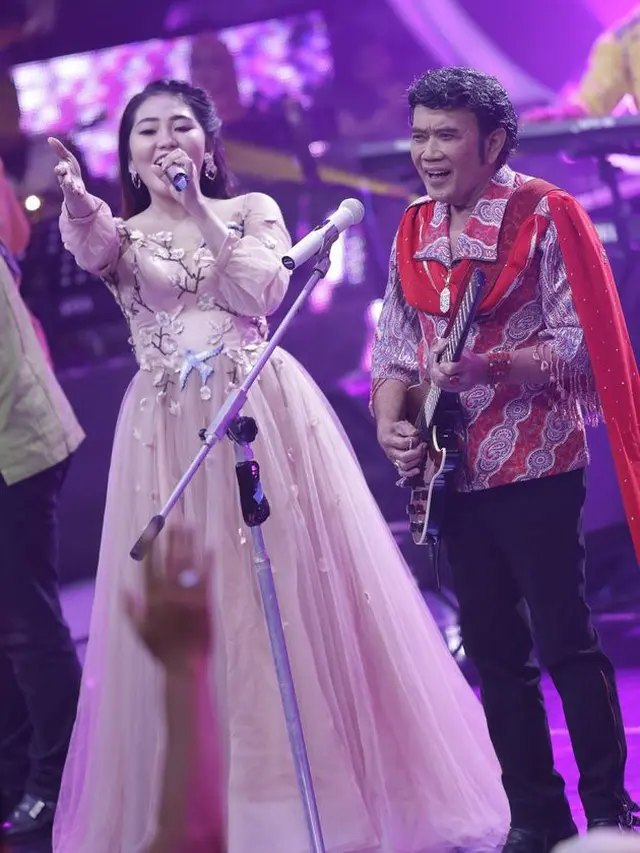 7 Potret Kebersamaan Rhoma Irama dengan Via Vallen yang Jadi Teman Duet