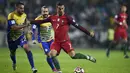 Cristiano Ronaldo  berusaha melewati hadangan pemain Andorra, Victor Rodriguez pada kualifikasi Piala Dunia 2018  melawan Andorra di Municipal de Arouca stadium, Aveiro, Sabtu (8/10/2016) dini hari WIB.  (AFP/Patricia De Melo Moreira) 