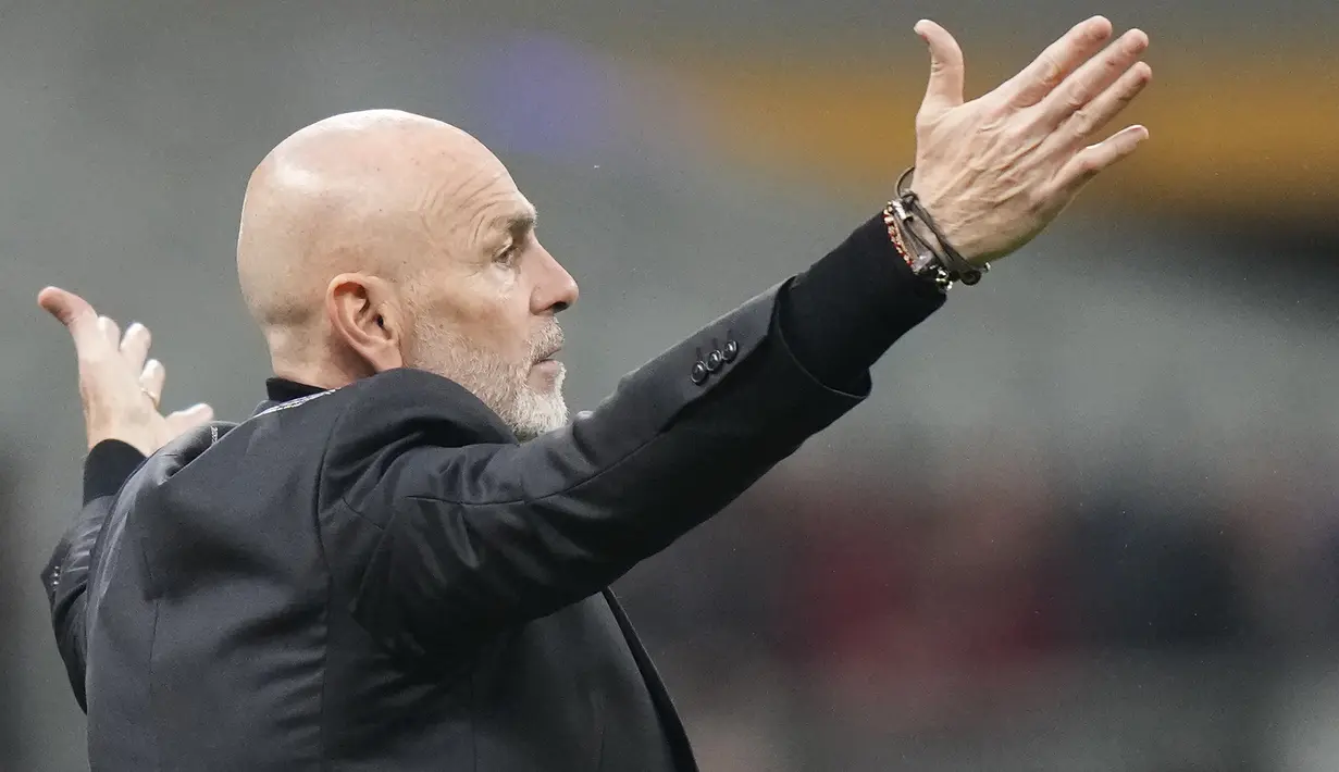 Reaksi kecewa pelatih AC Milan, Stefano Pioli terhadap penampilan anak asuhnya saat menghadapi Salernitana pada laga pekan ke-26 Liga Italia 2022/2023 di San Siro Stadium, Milan, Selasa (14/3/2023) dini hari WIB. (AP Photo/Luca Bruno)