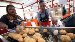 Penjual menggoreng makanan di area The Foodie Lab dalam gelaran Jakarta Culinary Festival 2018 di Senayan City, Jakarta, Kamis (1/11). The Foodie Lab merupakan instalasi interaktif yang menampilkan informasi dan visualisasi kuliner. (Liputan6.com/HO/Adi)
