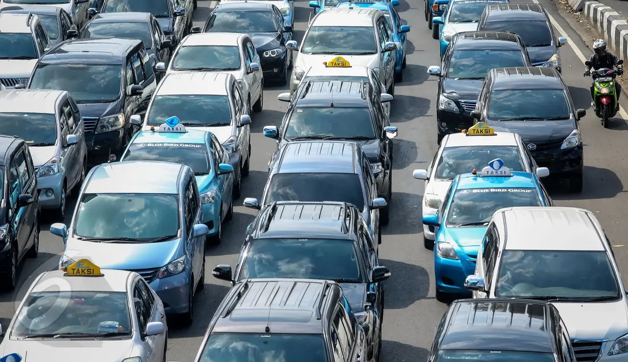 Suasana kemacetan di kawasan MH Thamrin, Jakarta, Kamis (4/6/2015). Data dari BPS menyebutkan, saat ini kecepatan rata-rata berkendara di Jakarta pada pagi hari di hari kerja hanya berkisar 5 km per jam. (Liputan6.com/Faizal Fanani)