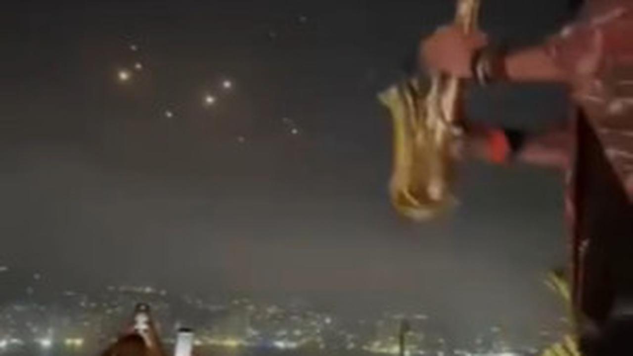 Alunan Saxophone di Kafe Lebanon Ada yang Beda, Para Pengunjung Bak Lihat Pemandangan Indah Ternyata Rudal Melintas