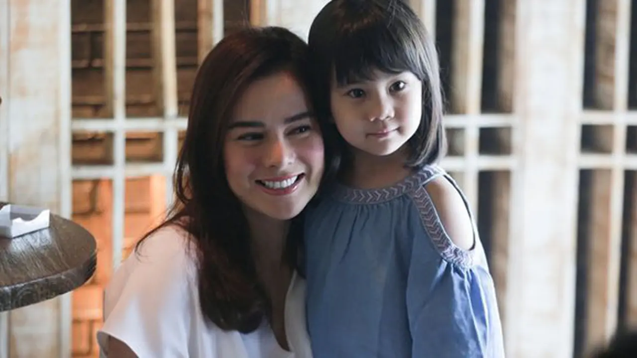 Astrid Tiar batasi pemakaian gadget buat si kecil/copyright: KapanLagi.com