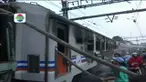 Kereta Api Walahar Express terbakar setelah menabrak sebuah mobil di perlintasan Pasar Gaplok, Senen, Jakarta Pusat