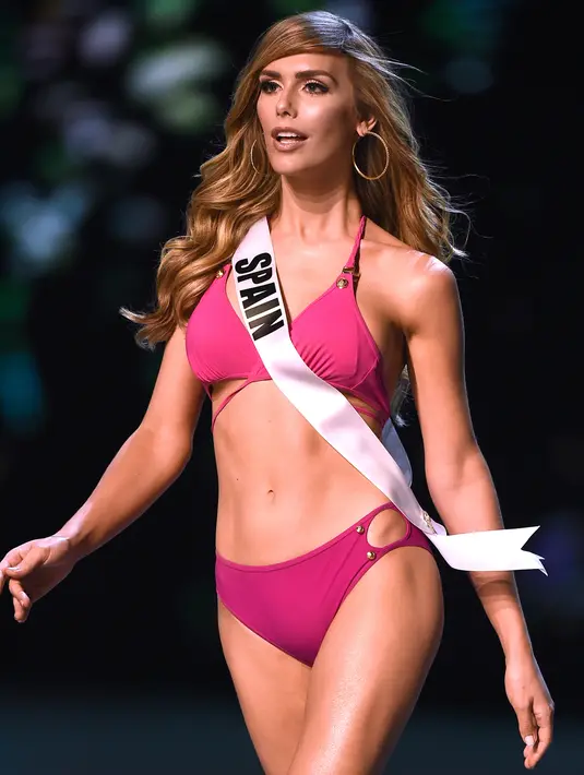Miss Spanyol, Angela Ponce bersaing dalam kompetisi baju renang selama babak penyisihan Miss Universe 2018 di Bangkok, (13/12). Angela Ponce menjadi perempuan transgender pertama yang jadi kontestan Miss Universe dalam sejarah. (Lillian SUWANRUMPHA/AFP)