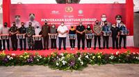 Presiden Konfederasi Serikat Pekerja Seluruh Indonesia (KSPSI) Andi Gani Nena Wea secara simbolis menyalurkan 3.200 paket sembako dari Kapolri