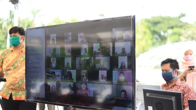 Momen Tri Rismaharini Beri Kelas Daring. (Sumber: Twitter/BanggaSurabaya)