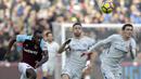 Bek Chelsea, Andreas Christensen dan Gary Cahil berebut bola dengan striker West Ham United, Michail Antonio, pada laga Premier League di Stadion London, Sabtu (10/12/2017). Chelsea Takluk 0-1 dari West Ham United. (AP/Alastair Grant)