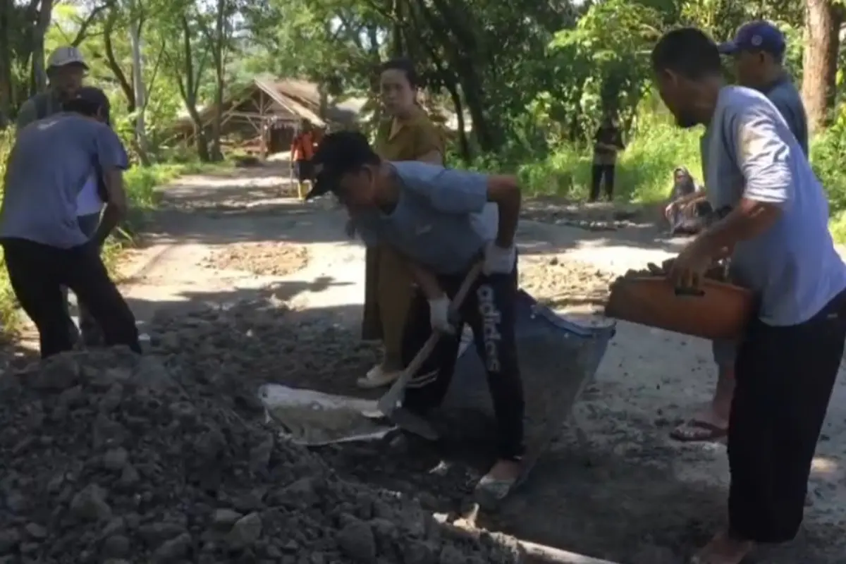 Warga gotong royong perbaiki jalan rusak di kawasan wisata Geyser Cipanas, Kecamatan Cisolok, Kabupaten Sukabumi.