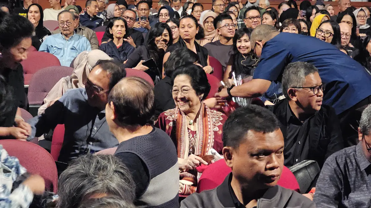 Presiden Kelima RI Megawati Soekarnoputri menonton pertunjukan Teater di TIM.