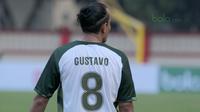 Gaya pemain PS Tira, Gustavo Lopez saat melawan Bhayangkara FC pada lanjutan Liga 1 2018 di Stadion PTIK, Jakarta, Jumat (4/5/2018). (Bola.com/Nick Hanoatubun)