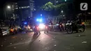 Tentara berjaga usai demonstrasi yang berujung anarkis di kawasan Bundaran HI, Jakarta, Kamis (8/10/2020). Massa membakar sejumlah barang saat demonstrasi menolak pengesahan UU Cipta Kerja. (Liputan6.com/Faizal Fanani)