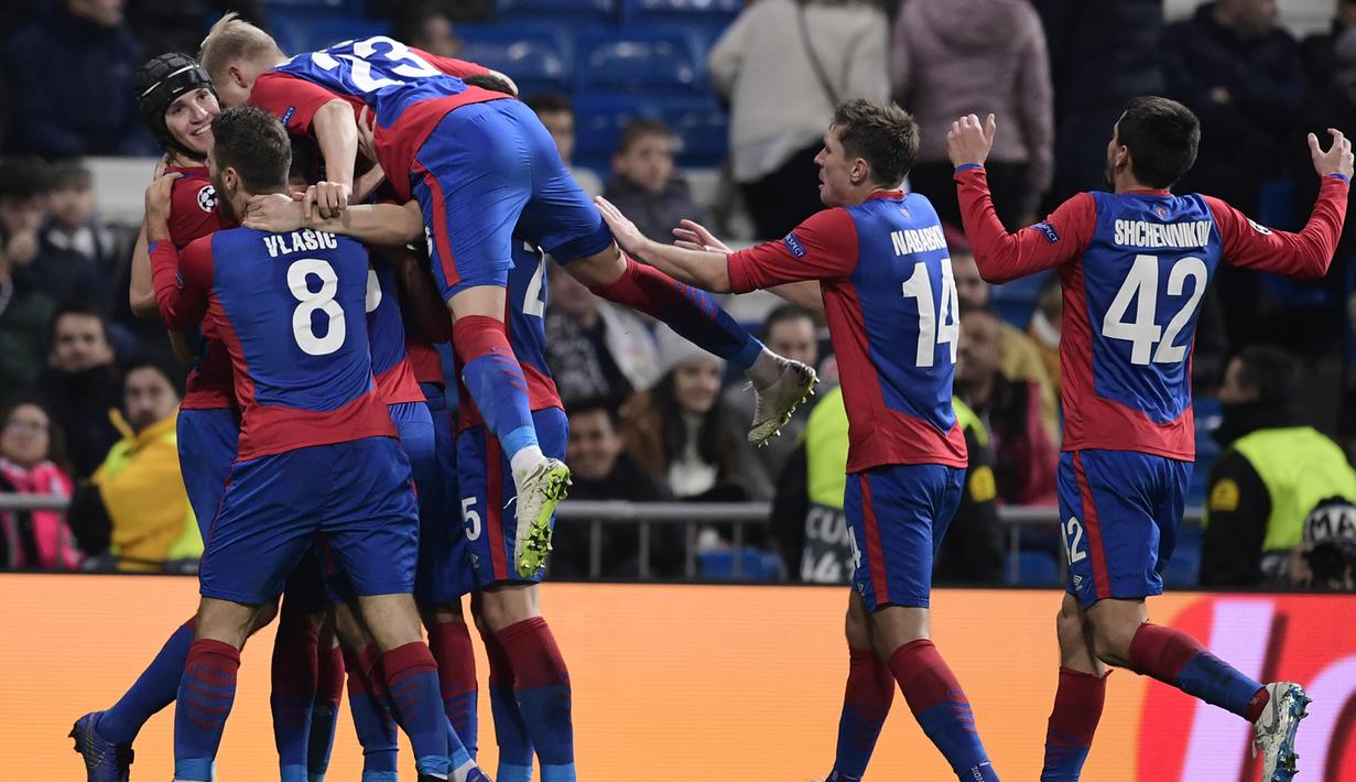 Para pemain CSKA Moskow merayakan gol yang dicetak Arnor Sigurdsson ke gawang Real Madrid pada laga Liga Champions di Stadion Santiago Bernabeu, Madrid, Rabu (12/12). Madrid kalah 0-3 dari CSKA. (AFP/Javier Soriano)