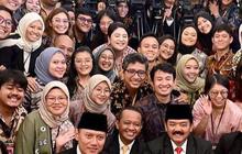 Gaya Santai Mas Menteri AHY Usai Dilantik, Masih Pakai Jas & Dasi Lesehan Duduk di Istana