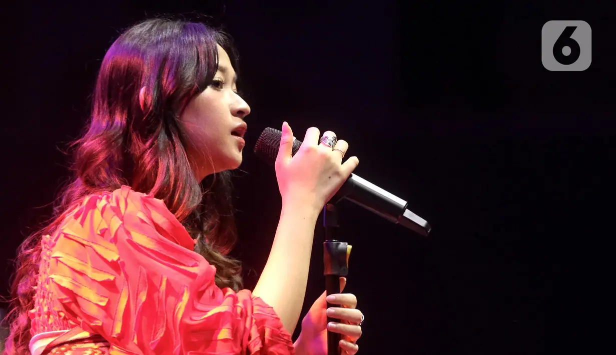 Lagu demi lagu dibawakan dengan penuh semangat dan mampu membakar antusiasme para pelajar yang hadir sejak pagi hari. (Liputan6.com/Herman Zakharia)