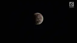 Penampakan gerhana bulan parsial (penumbra) di langit kota Semarang, Jawa Tengah, Selasa (8/8). Gerhana Bulan Sebagian kali ini adalah satu-satunya gerhana yang dapat dilihat dan dinikmati masyarakat di seluruh wilayah Indonesia. (Liputan6.com/Gholib)