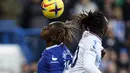 Bek Chelsea, Trevoh Chalobah berebut bola udara dengan pemain Crystal Palace, Eberechi Eze pada pertandingan lanjutan Liga Inggris di Stadion Stamford Bridge di London, Minggu (15/1/2023). Chelsea menang tipis atas Crystal Palace dengan skor 1-0. (AP Photo/David Cliff)
