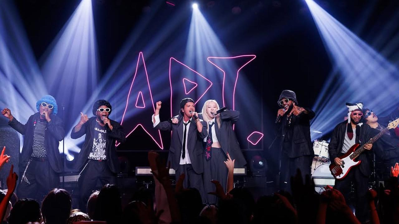 Tampil Perdana di MAMA Awards 2024, Rose dan Bruno Mars Tampil Atraktif Membawakan Lagu APT