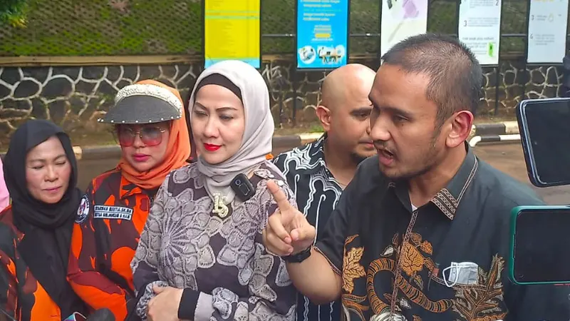 Venna Melinda dan kuasa hukumnya, Noor Akhmad Riyadhi