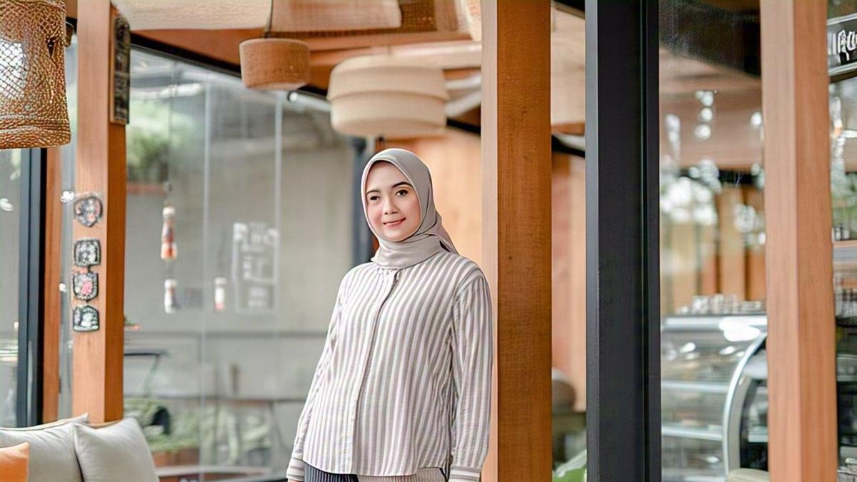 7 Ide Padanan Model Celana Lebar yang Nyaman dan Kelihatan Tetap Stylish, Cocok Buat Nongkrong di Coffeshop