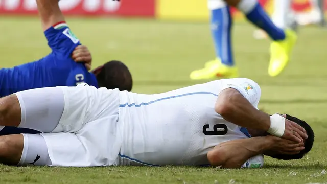 Luis Suarez 'Lahap' Bahu Pemain Italia