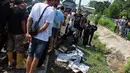 Seorang pria tewas tertabrak kereta api di Palmerah, Jakarta, Jumat, (8/5/2015). Puluhan warga tampak melihat jenazah korban yang tergeletak di pinggir rel. (Liputan6.com/JohanTallo)