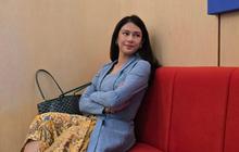 Dian Sastro Curi Perhatian dengan Kebaya Denim, Inovasi Gaya yang Bikin Publik Terpukau