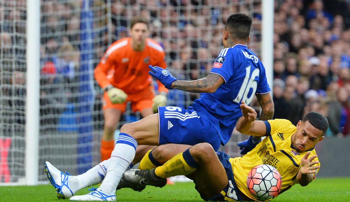 Pemain Scunthorpe United, Jordan Clarke (kanan), berebut bola dengan pemain Chelsea, Kenedy, pada putaran ketiga Piala FA di Stadion Stamford Bridge, London, Minggu (10/1/2016). (AFP Photo/Glyn Kirk)