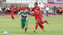 Pemain Mitra Kukar, Patrick do Santos (kiri), berebut bola dengan pemain Semen Padang, Hengki Ardiles, pada lanjutan Grup D Piala Jenderal Sudirman 2015 di Stadion Manahan, Solo, Selasa (15/12/2015). (Bola.com/Nicklas Hanoatubun)