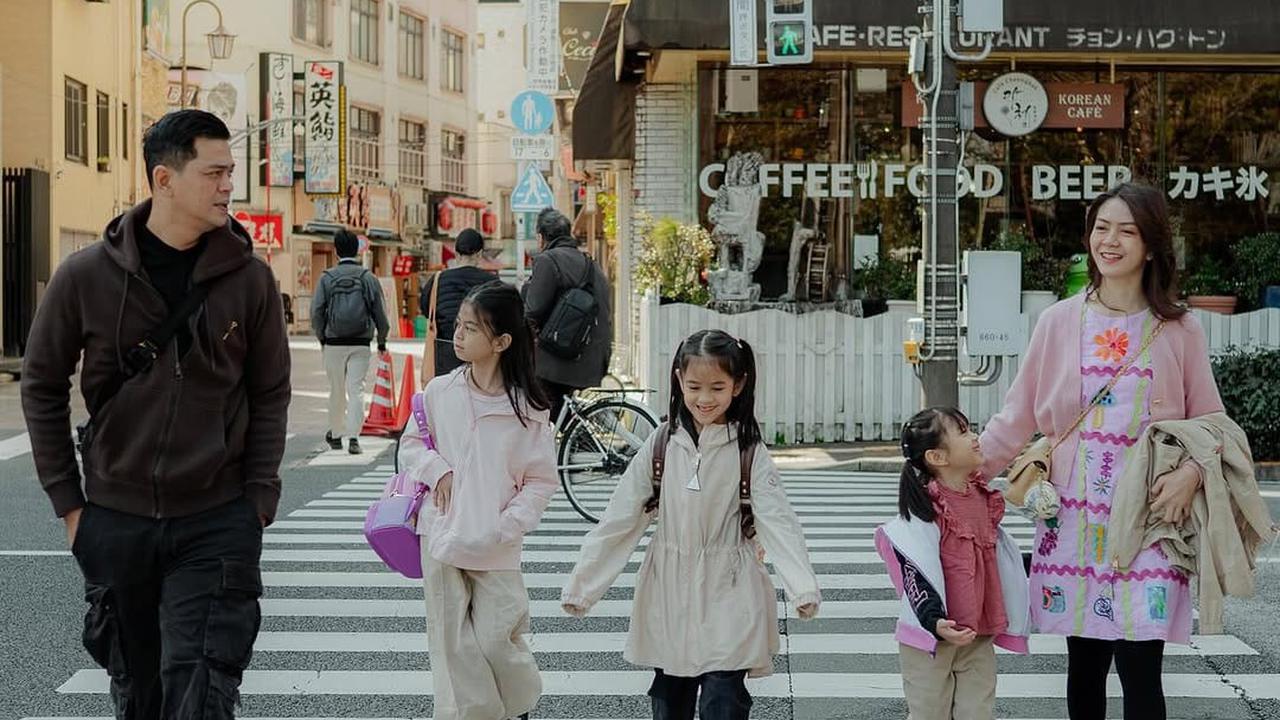 Potret Keluarga Surya Insomnia Liburan ke Jepang Setelah Lebaran, Kunjungi Sanrio Puroland